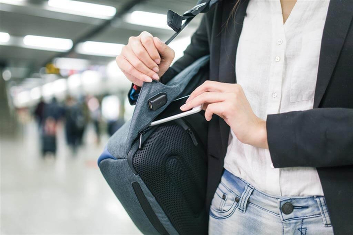 Rucsac anti-furt pentru laptop și tabletă Bobby Compact (negru-verde)