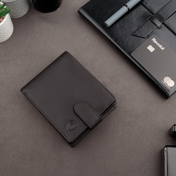 Portofel bărbătesc din piele cu fermoar și securitate RFID (maro)